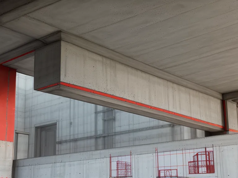 Détail d'un plan de béton armé avec des corrections manuelles sur la nomenclature.